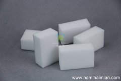 怎樣去除衛(wèi)生間鏡子上的頑固水漬？用納米海綿