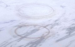 如何輕松去除廚房臺面上干了的醬油漬？