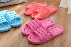 怎么洗掉塑料拖鞋上的頑固污漬？不用洗衣粉，只需用水變干凈！