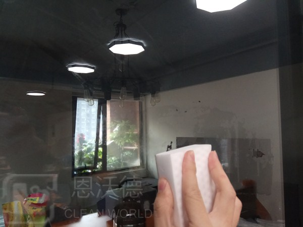 玻璃上的污漬怎用什么去除呢？玻璃上有水垢怎么辦？